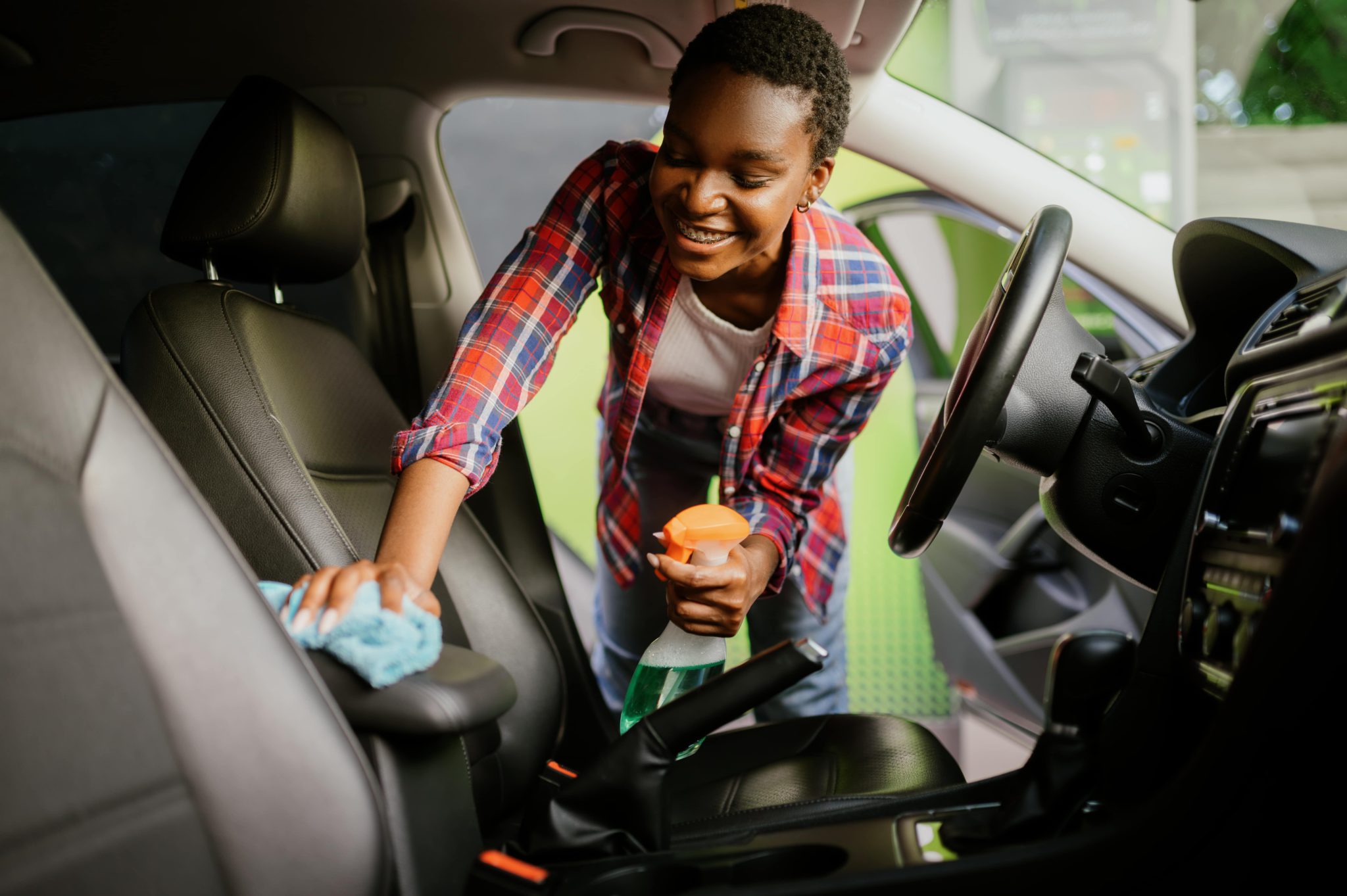 Qué productos debo utilizar para lavar las vestiduras de mi auto.